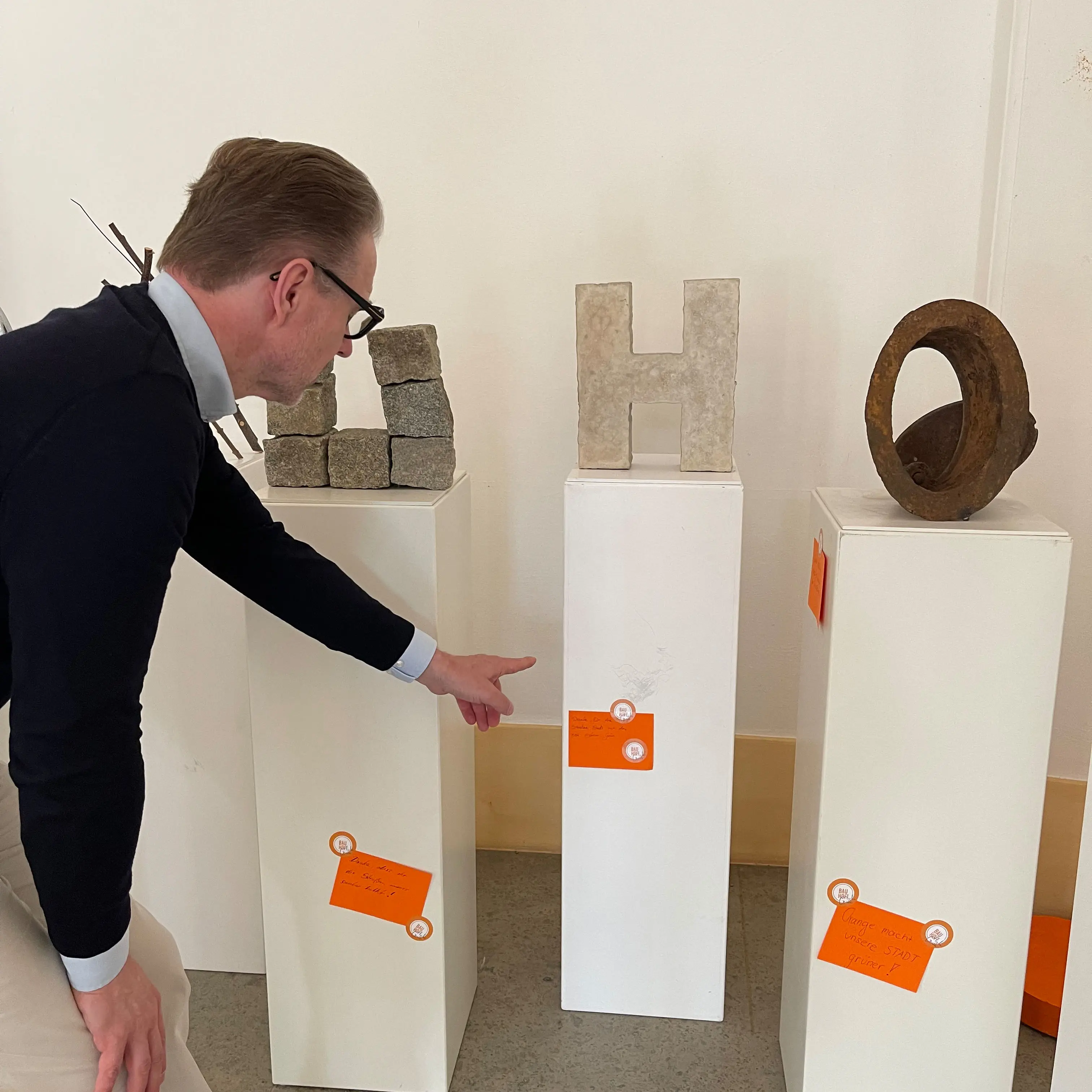 Ausstellung_Bauhoefliche_Gruesse_Aufbau_8.jpg