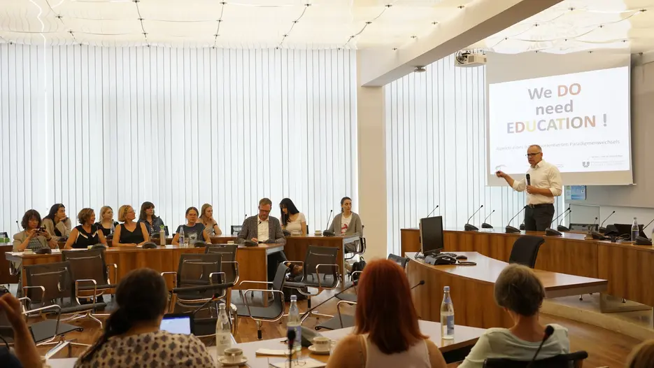 Prof. Dr. Heiner Böttger plädierte in seinem Vortrag für einen Systemwechsel in der institutionalisierten Umsetzung von Bildung und Erziehung. (Fotos: Gutsche/upd)
