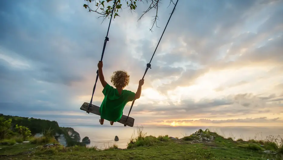 Symbolbild Kind auf Schaukel