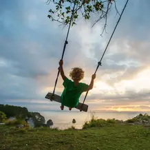 Symbolbild Kind auf Schaukel