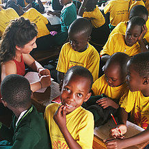 Anna Heindl während ihres Praktikums an einer Schule in Kampala. (Foto: privat)