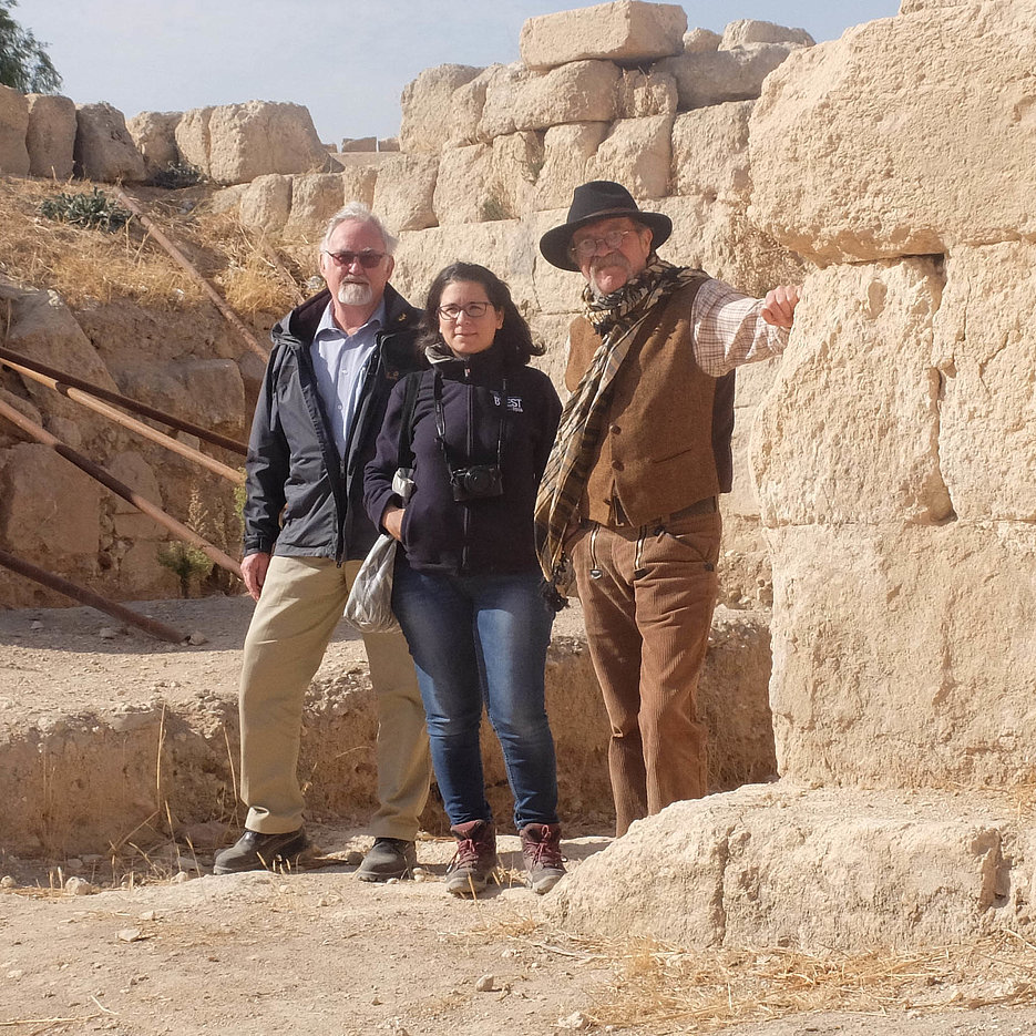 Prof. Dr. Gerhard Zimmer (links) und Prof. Dr. Thomas Weber gemeinsam mit einer französischen Kollegin bei Voruntersuchungen im jordanischen Gerasa. (Foto: Zimmer)