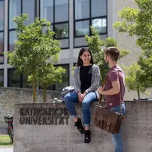 Studierende vor der Uni