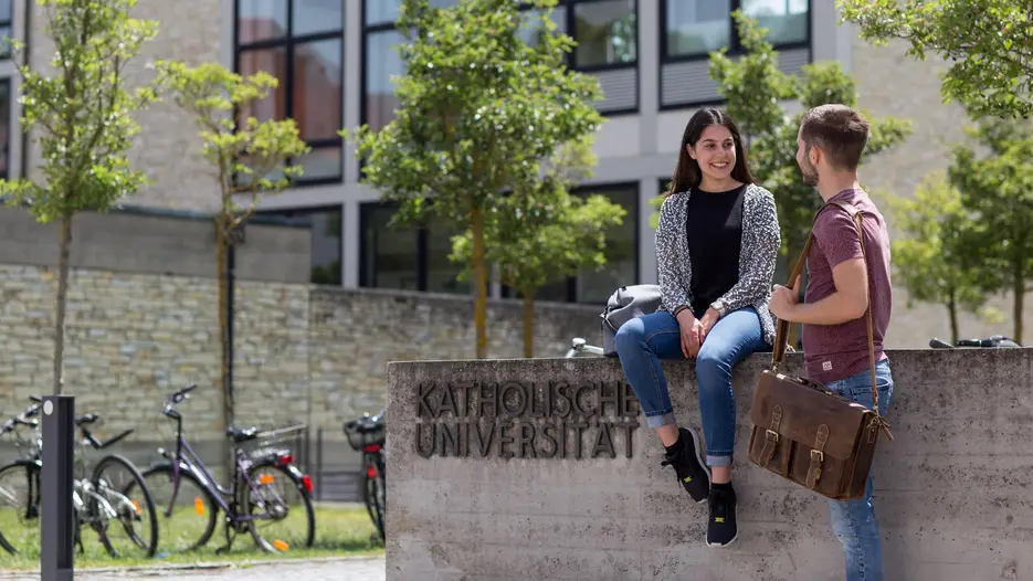 Studierende vor der Uni