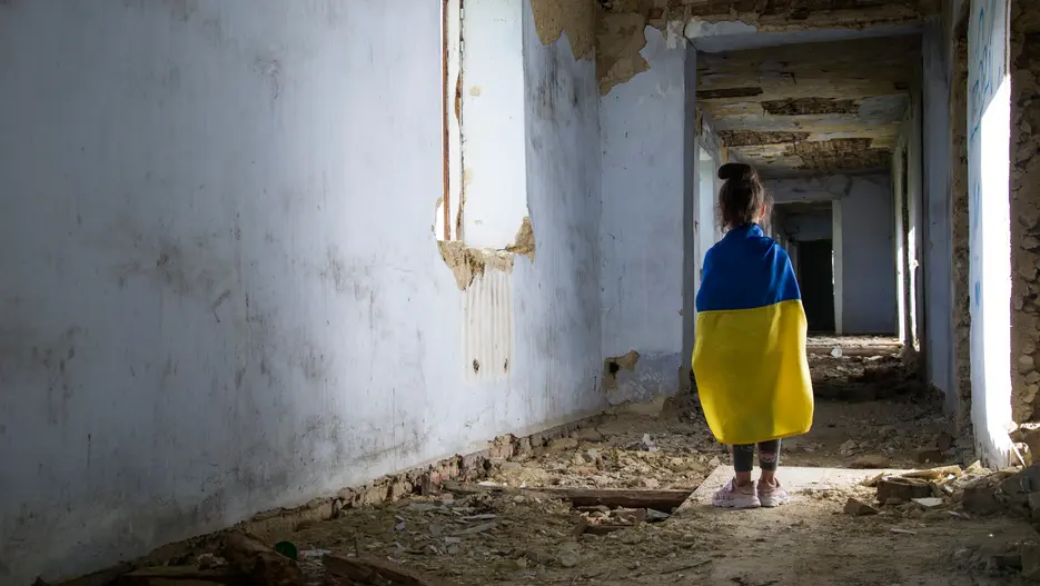 Ukrainisches Kind in zerstörter Wohnung