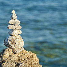 Kleienr Turm aus Steinen am Meer