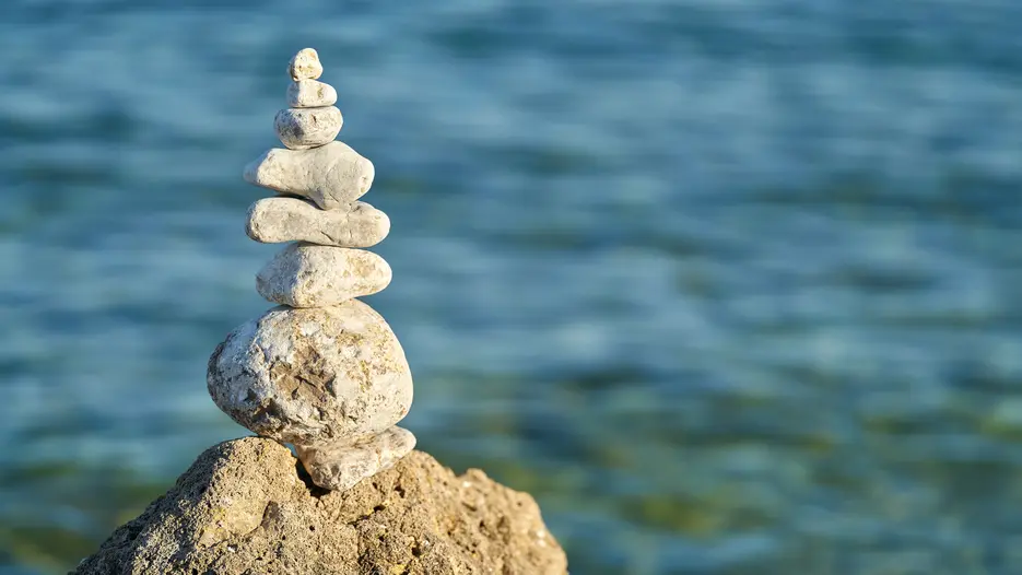 Kleienr Turm aus Steinen am Meer