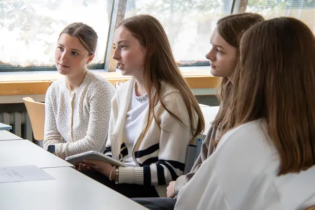 In Gruppenarbeiten setzten sich die Schülerinnen und Schüler mit Fragestellungen rund um die Transformation der Stadt auseinander. 