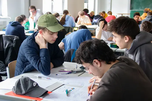 Die Jugendlichen tüftelten den Samstagvormittag über an verschiedenen Mathematik-Aufgaben. 