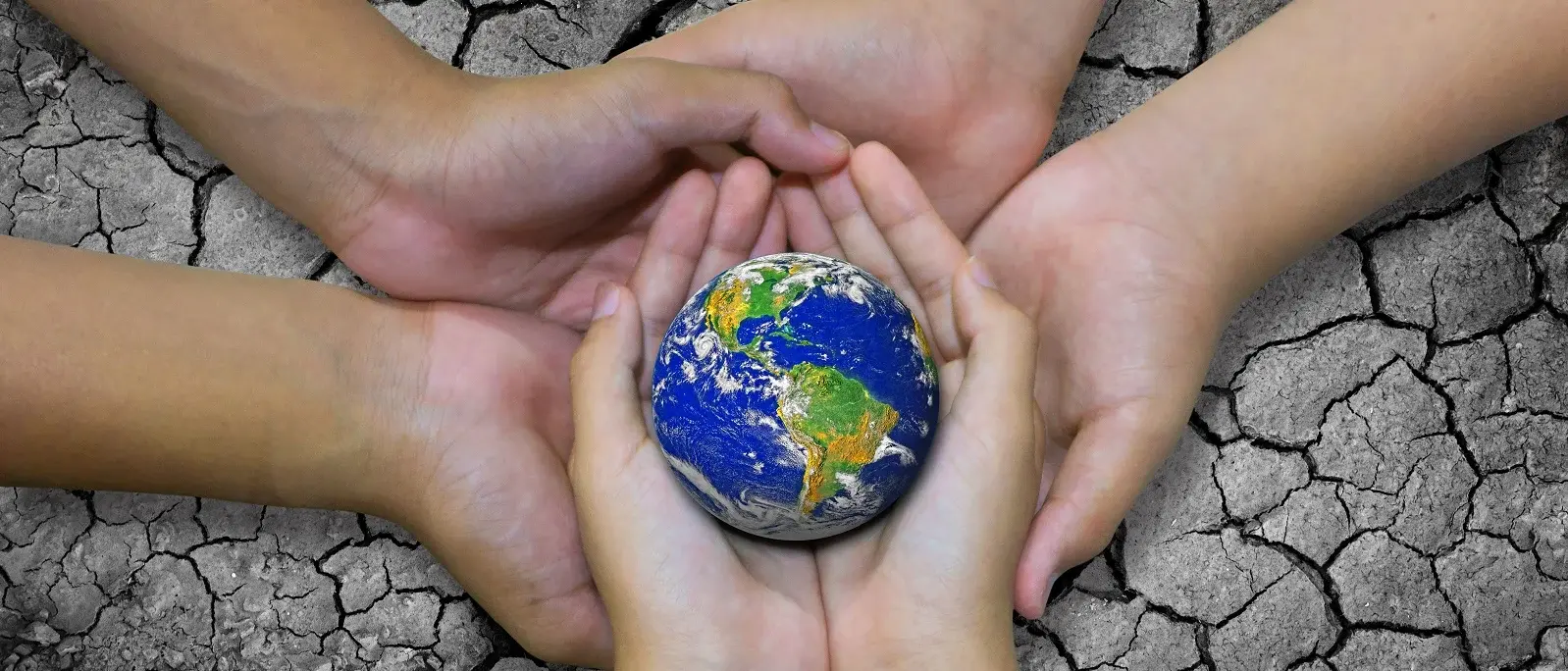 H&auml;nde und Weltkugel