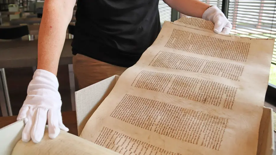 Zum Bestand, über dessen Herkunft die Bibliothek durch das Projekt mehr erfahren wollte, gehört auch das Fragment einer Tora-Rolle. 