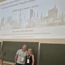 Prof. Thomas Setzer und Veronika Wachslander bei der IFORS26