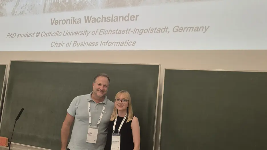 Prof. Thomas Setzer und Veronika Wachslander bei der IFORS26