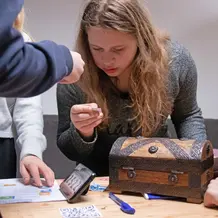 Religionspädagogik-Studierende der KU haben im Eichstätter Café Bene für Schülerinnen und Schüler einen Escape Room organisiert, in dem es Rätsel und Aufgaben rund um Fragen von Nachhaltigkeit zu lösen galt, um den Entführer eines fiktiven Wissenschaftlers dingfest zu machen. 