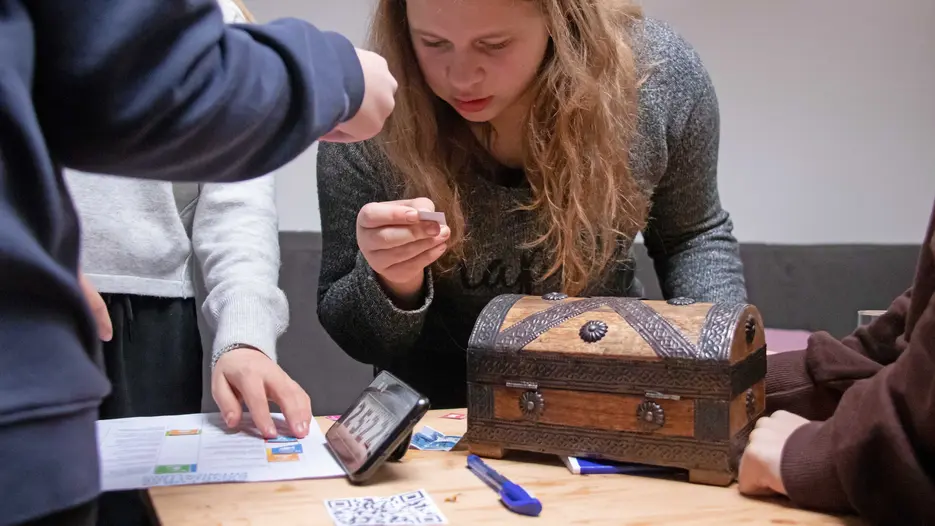 Religionspädagogik-Studierende der KU haben im Eichstätter Café Bene für Schülerinnen und Schüler einen Escape Room organisiert, in dem es Rätsel und Aufgaben rund um Fragen von Nachhaltigkeit zu lösen galt, um den Entführer eines fiktiven Wissenschaftlers dingfest zu machen. 