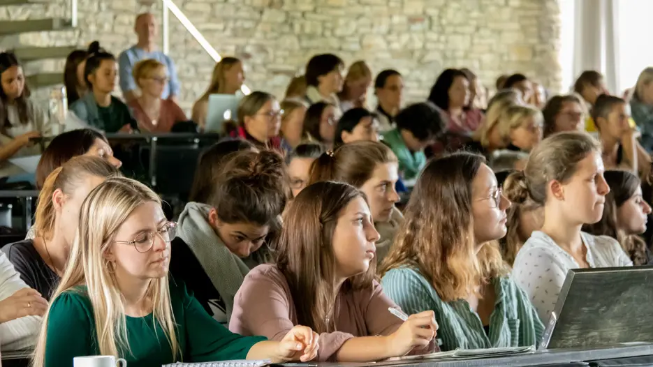 Rund 250 Teilnehmerinnen und Teilnehmer alles Schularten und Phasen der Lehrerbildung informierten sich beim Eichstätter Lehrertag an der KU über die unvermindert große Bedeutung von Lesekompetenz.