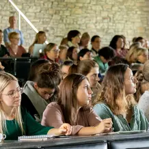 Rund 250 Teilnehmerinnen und Teilnehmer alles Schularten und Phasen der Lehrerbildung informierten sich beim Eichstätter Lehrertag an der KU über die unvermindert große Bedeutung von Lesekompetenz.