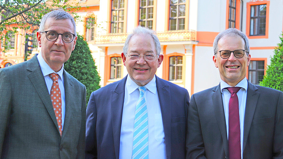 Prof. Dr. Bardo Maria Gauly (links) mit dem Vorsitzenden der Maximilian-Bickhoff-Universitätsstiftung, Prof. Dr. Dr. Ulrich Hemel, und dem neuen Vorstandsmitglied Prof. Dr. Ulrich Kropač. 