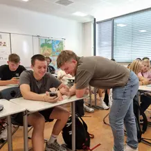 Studierender im Austausch mit den Sch&uuml;lern