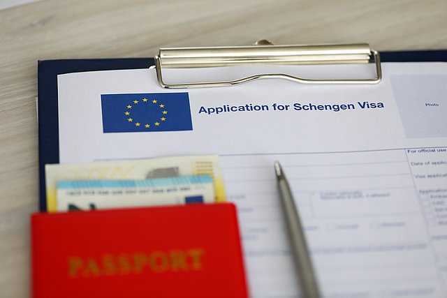 Klemmbrett mit Formular zum Antrag auf ein Schengenvisum
