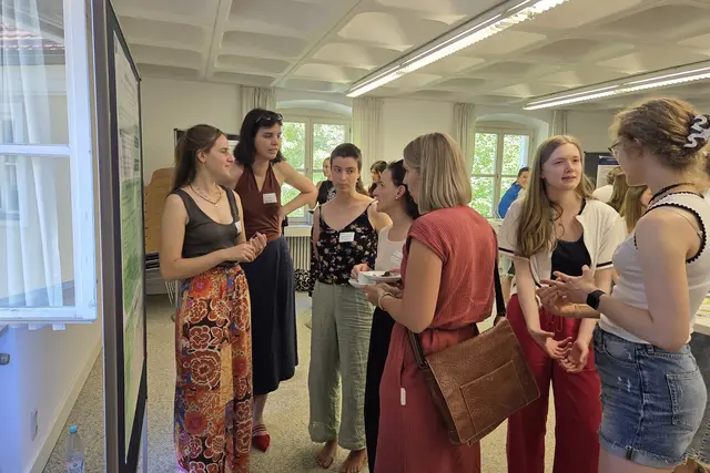 Studierende bei der Posterkonferenz