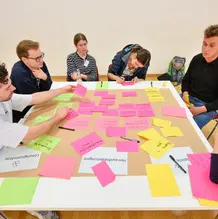 KU-Studentin Emma Gerstner (3. v. l.) bei der Zukunftswerkstatt.