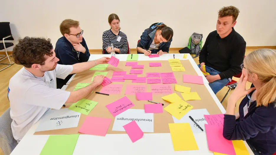 KU-Studentin Emma Gerstner (3. v. l.) bei der Zukunftswerkstatt.