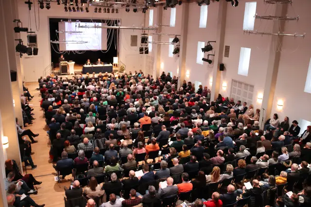 Über 500 Teilnehmende aus dem gesamten Bundesgebiet tauschen sich bei der Veranstaltung über die Herausforderungen des Kirchlichen Arbeitsrechtes aus.