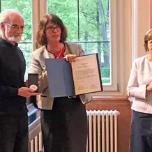 (v.l.) Für seine langjährige Verbundenheit mit der KU und sein Engagement zur Weiterentwicklung der Sozialarbeit erhielt Raúl Fornet-Betancourt aus den Händen von KU-Präsidentin Prof. Dr. Gabriele Gien die Universitätsmedaille im Beisein der früheren Dekanin der Fakultät für Soziale Arbeit, Prof. Dr. Renate Oxenknecht-Witzsch. (Foto: Pfaller-Rott/upd)