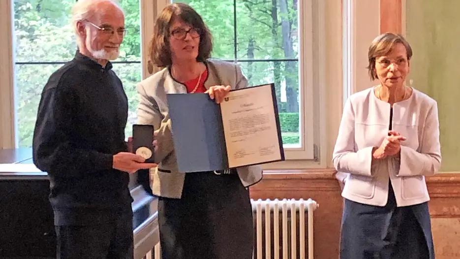 (v.l.) Für seine langjährige Verbundenheit mit der KU und sein Engagement zur Weiterentwicklung der Sozialarbeit erhielt Raúl Fornet-Betancourt aus den Händen von KU-Präsidentin Prof. Dr. Gabriele Gien die Universitätsmedaille im Beisein der früheren Dekanin der Fakultät für Soziale Arbeit, Prof. Dr. Renate Oxenknecht-Witzsch. (Foto: Pfaller-Rott/upd)