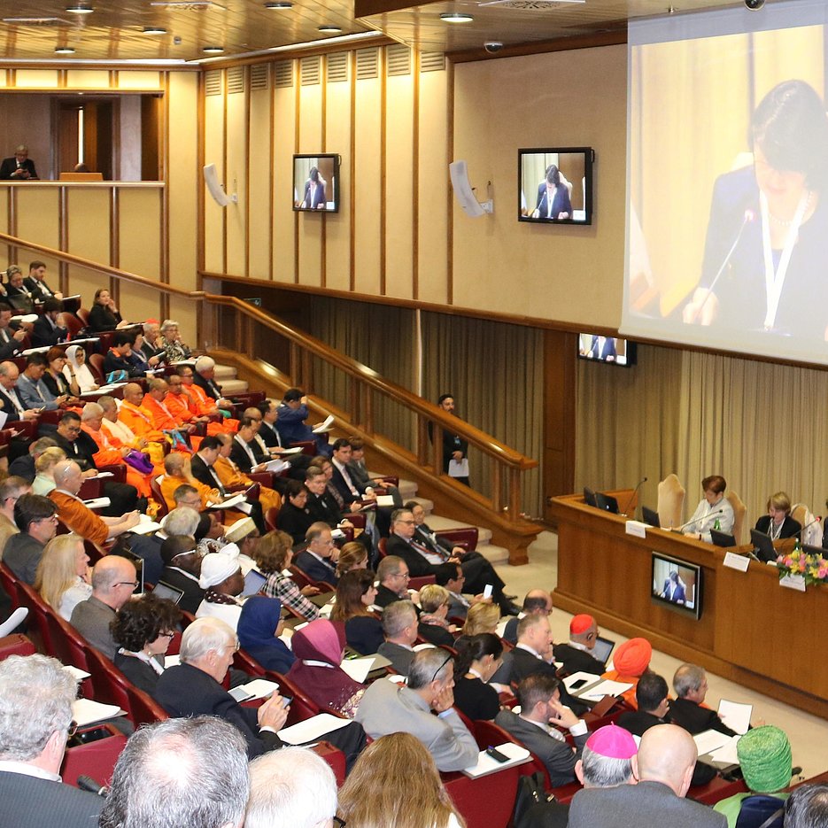 Vertreter der Weltreligionen, Entwicklungsexperten, UN-Repräsentanten und weitere Vertreter internationaler Organisationen versammelten sich zu der dreitägigen Konferenz in der Aula del Sinodo im Vatikan (Foto: Meier/upd)