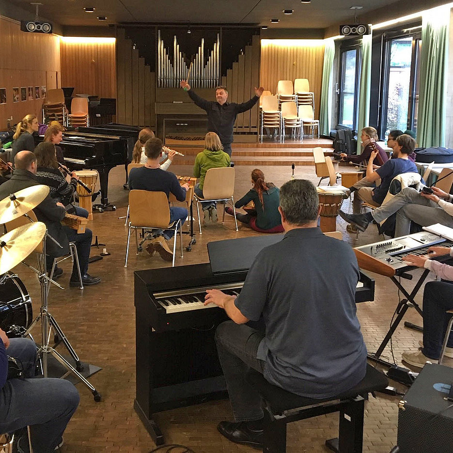 Gemeinsam mit Studierenden des Masterstudiengangs "Inklusive Musikpädagogik/Community Musik" arbeitete Higgins nicht nur theoretisch sondern auch musikalisch. (Foto: De Banffy-Hall)