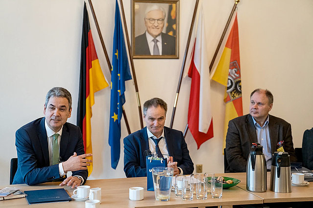 Konferenz in Breslau mit Prof. Stüwe, Generalkonsul Kremer und Prof. Lebioda (v.l.)