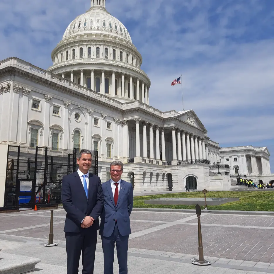 KU-Vizepräsident Prof. Dr. Klaus Stüwe (links) mit Wissenschaftsminister Bernd Sibler vor dem Kapitol in Washington.  (Foto: Bayerisches Staats-ministerium für Wissenschaft und Kunst)
