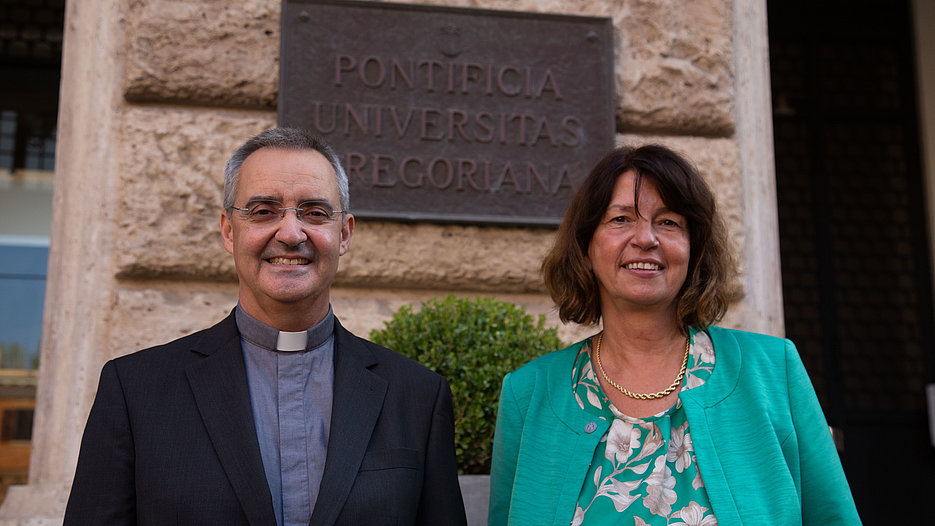 KU-Präsidentin Gabriele Gien mit Nuno da Silva Gonçalves, Rektor der Päpstlichen Universität Gregoriana