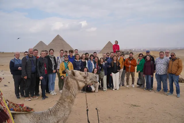 Gruppe vor den Pyramiden
