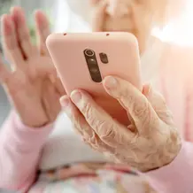 Seniorin mit Handy