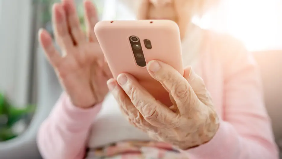 Seniorin mit Handy