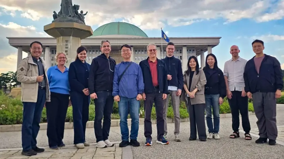 Teilnehmer der Konferenz vor dem Gebäude der südkoreanischen Nationalversammlung (National Assembly Building) in Seoul