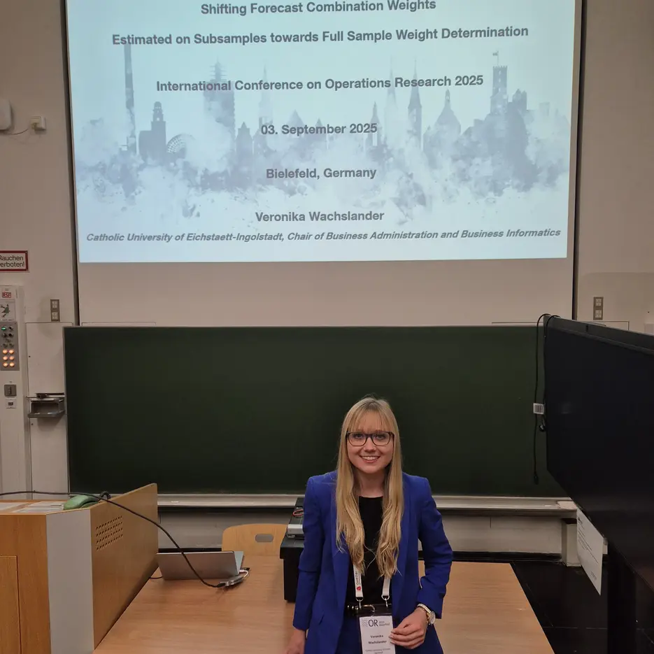 Veronika Wachslander trägt ihr Forschungsthema vor