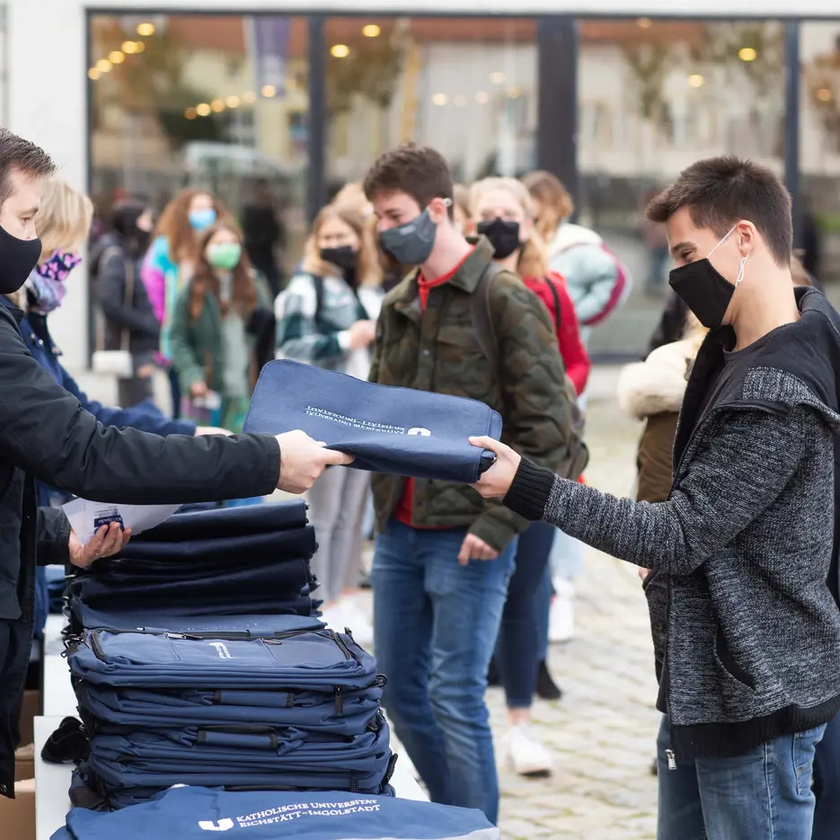Ausgabe der KU-Taschen an die Erstsemester