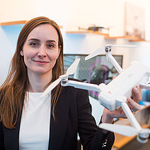 KU employee Frederica Janotta with a drone model. In the context of project GABI, researchers investigate public acceptance of urban air mobility in Ingolstadt.