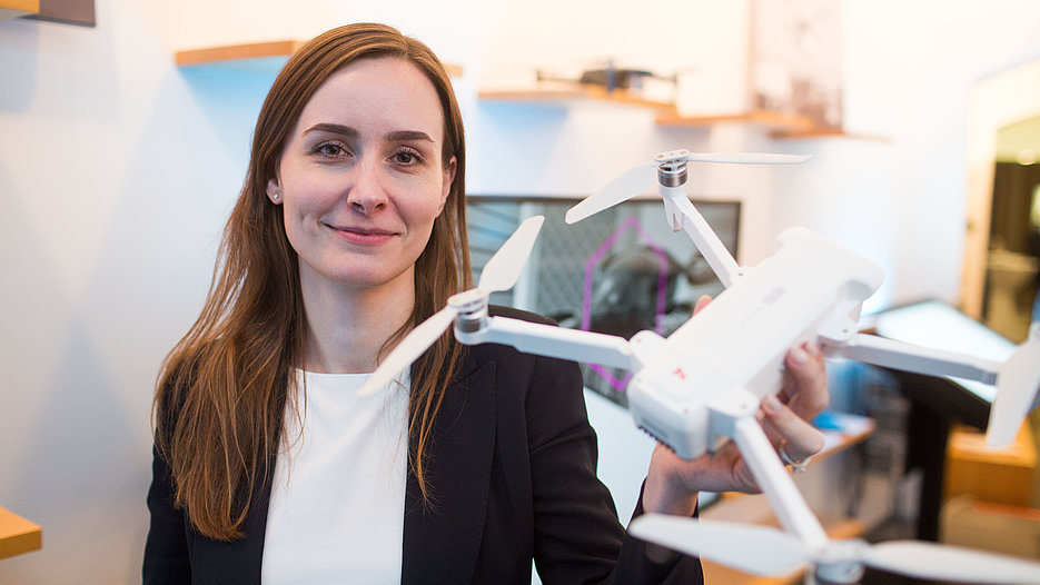 KU-Mitarbeiterin Frederica Janotta mit einem Drohnenmodell. Im Rahmen des Projekts GABI wird in Ingolstadt die Akzeptanz von Urban Air Mobility erforscht.