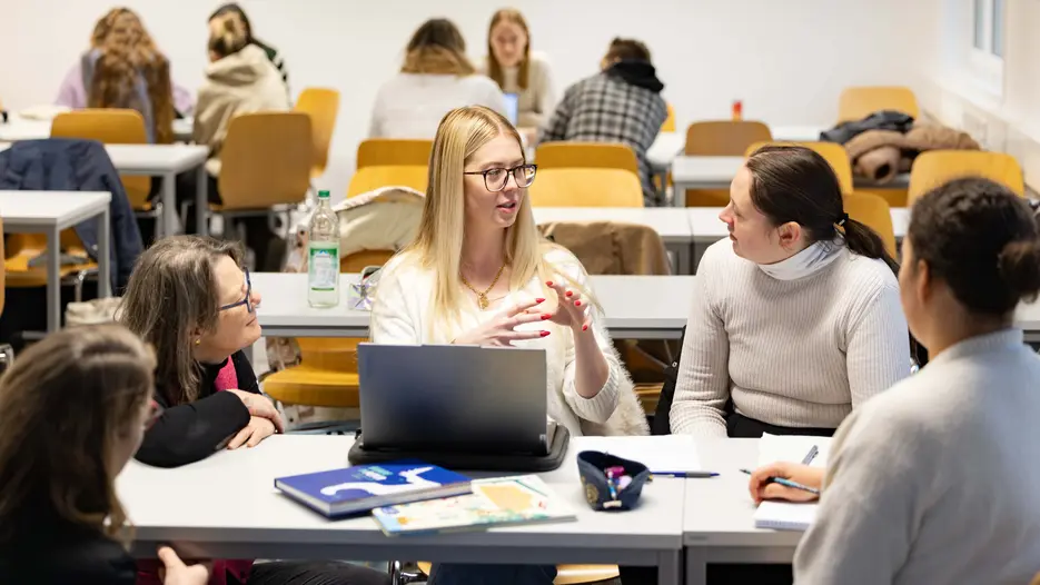Teilnehmerinnen beim Austausch