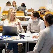 Teilnehmerinnen beim Austausch