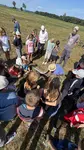 Sch&uuml;lerinnen und Sch&uuml;ler zweier dritter Klassen zu Gast beim Projekt "Regen trifft Torf" im Donaumoos