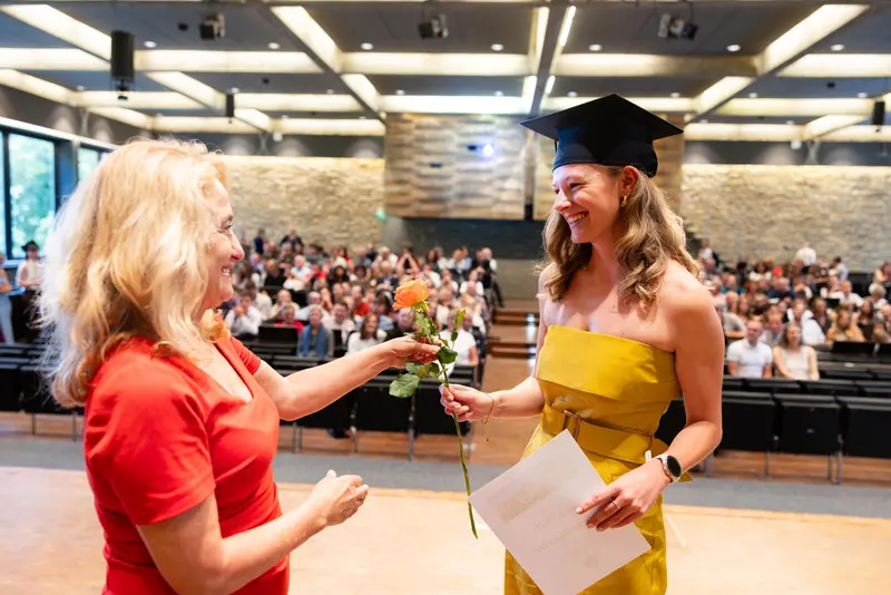 Eine Studentin der KU erh&auml;lt ihr Abschlusszeugnis