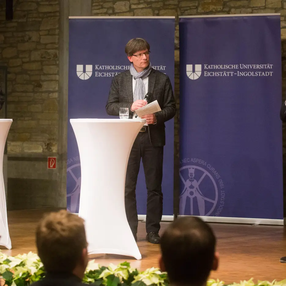 Im Gespräch über die Rolle der Theologie für gesellschaftliche Fragestellungen: Prof. Dr. Martin Kirschner, Moderator Bernhard Löhlein und Prof. Dr. Alexis Fritz (v.l.)