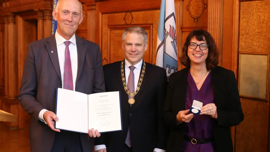 KU-Präsidentin Prof. Dr. Gabriele Gien und THI-Präsident Prof. Dr. Walter Schober (links) sind von Ingolstadts Oberbürgermeister Dr. Christian Lösel mit der Peter-Apian-Medaille ausgezeichnet worden. (Fotos: Klenk/upd)