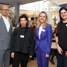 Die beiden Hauptrednerinnen der Tagung Prof. Dr. Petra Anders (rechts) und Prof. Dr. Andrea Bertschi-Kaufmann (2.v.l.) gemeinsam mit Gastgeberin Prof. Dr. Ina-Brendel-Perpina und dem Dekan der Sprach- und Literaturwissenschaftlichen Fakultät, Prof. Dr. Thomas Hoffmann. (Fotos: Schulte Strathaus/upd)
